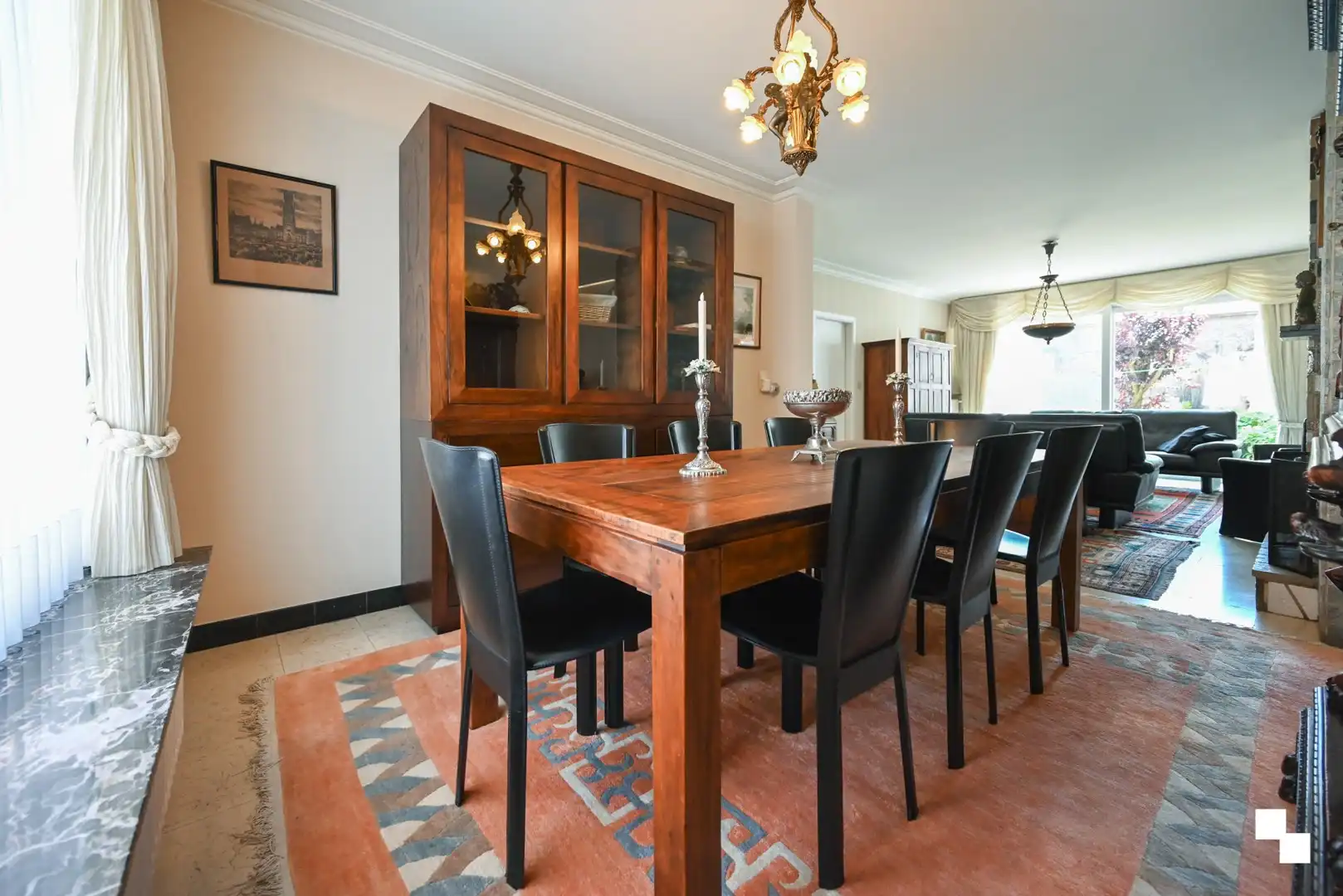 Ruime gezinswoning met vier slaapkamers, garages en extra naastliggend perceel foto 7