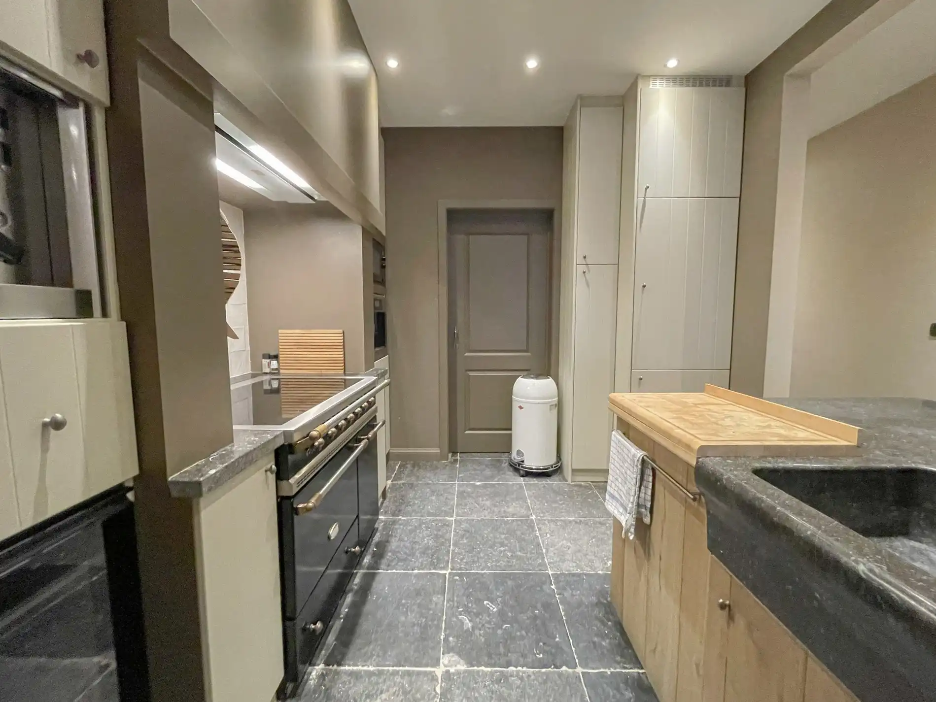 Aangenaam, perfect onderhouden appartement met een ruim terras. foto 13