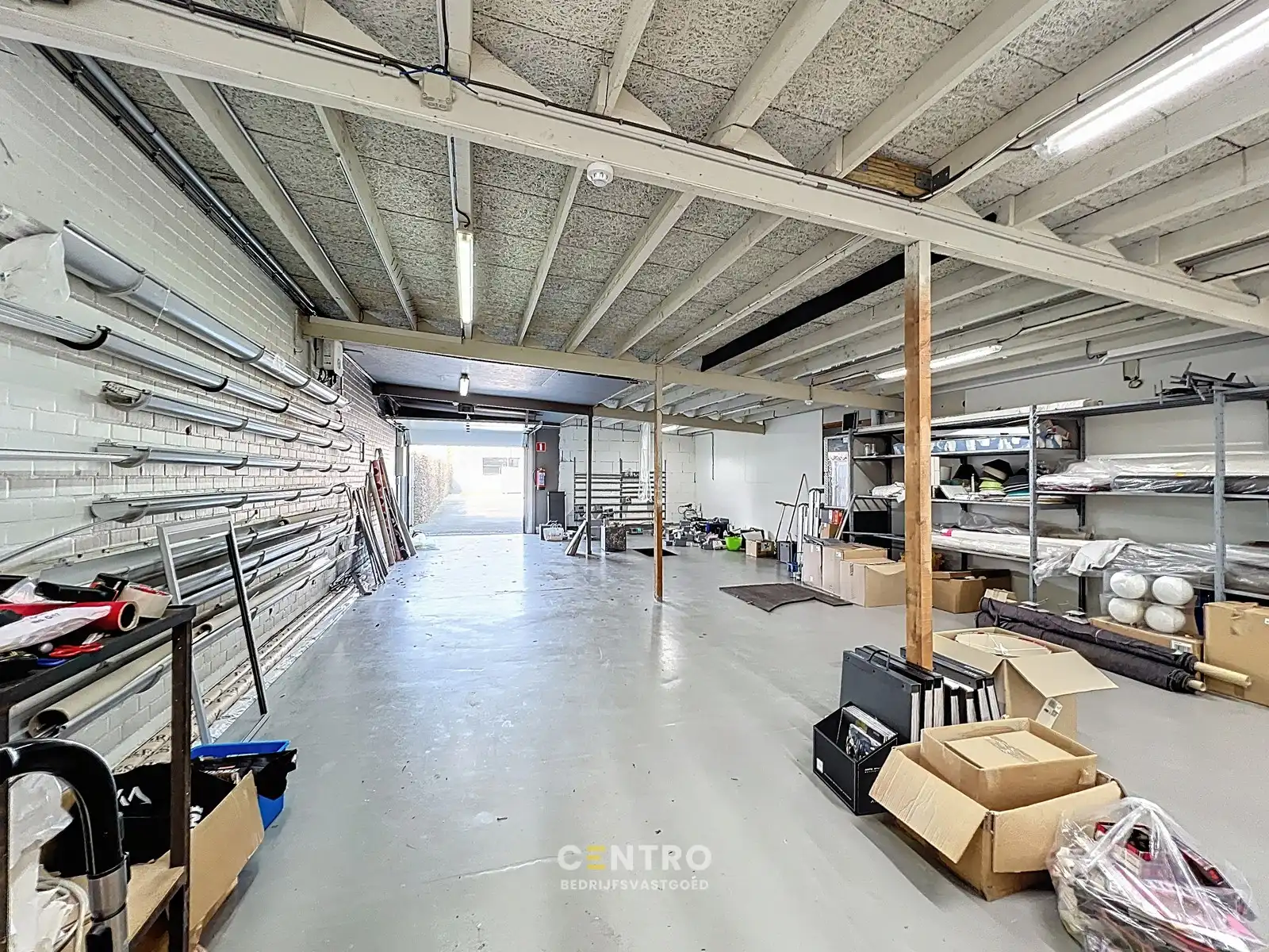 Magazijnen met kantoorgedeelte, garages én RUIM verhard buitenterrein, rustig gelegen in centrum Hooglede! foto 17