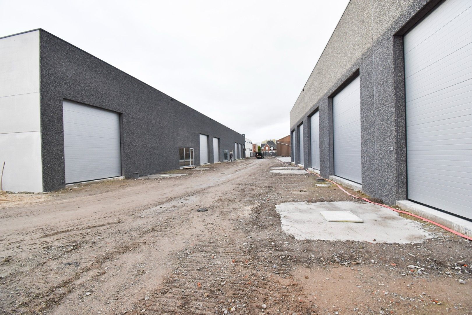 LOODS VAN 120M2 VOOR OPSLAG + PARKEERPLAATS foto 9