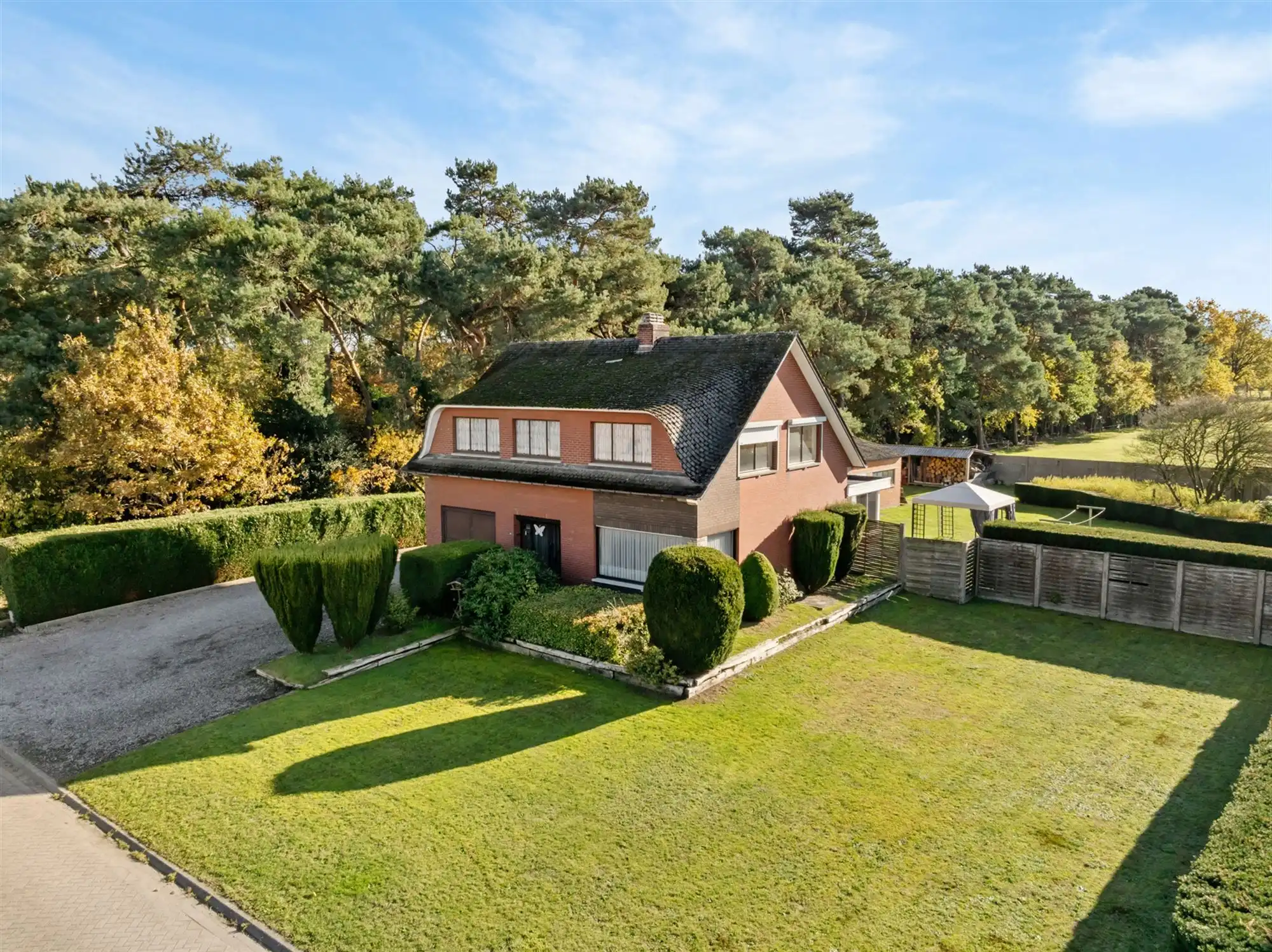 Hoofdfoto van de publicatie: STATIGE, RUIME WONING OP MOOI PERCEEL OP PRACHTIGE LIGGING! 