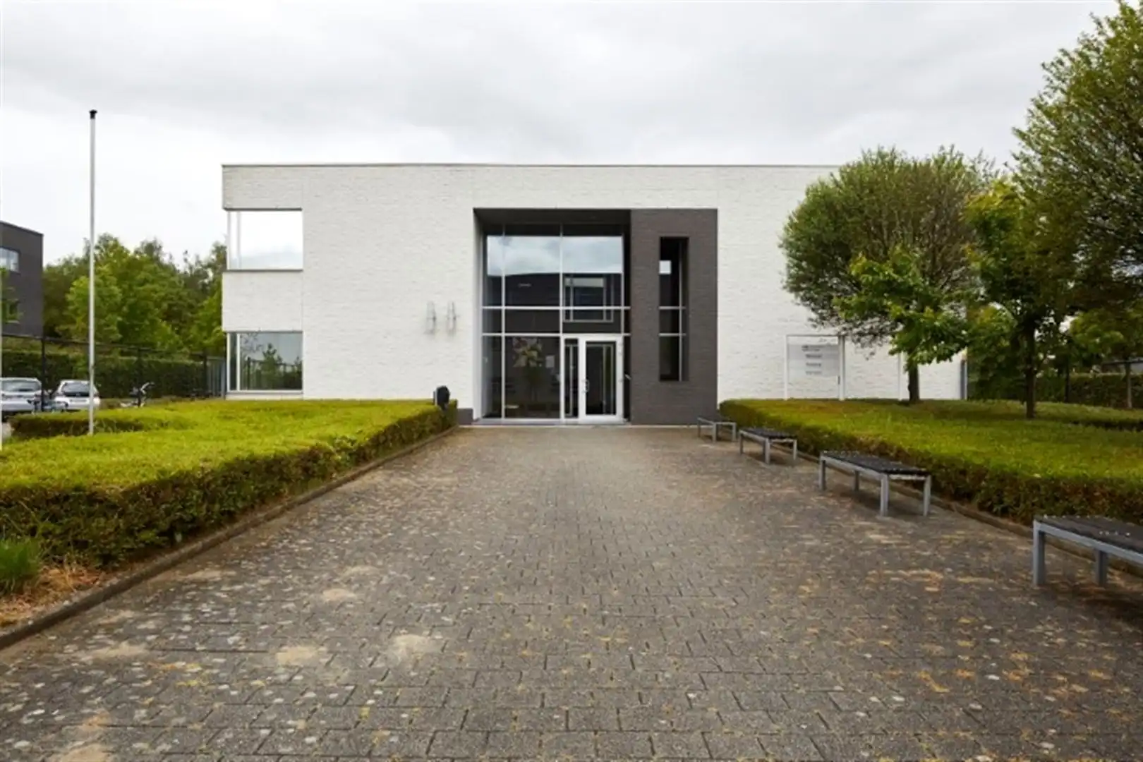 Kantoorgebouw foto {{pictureIndex}}