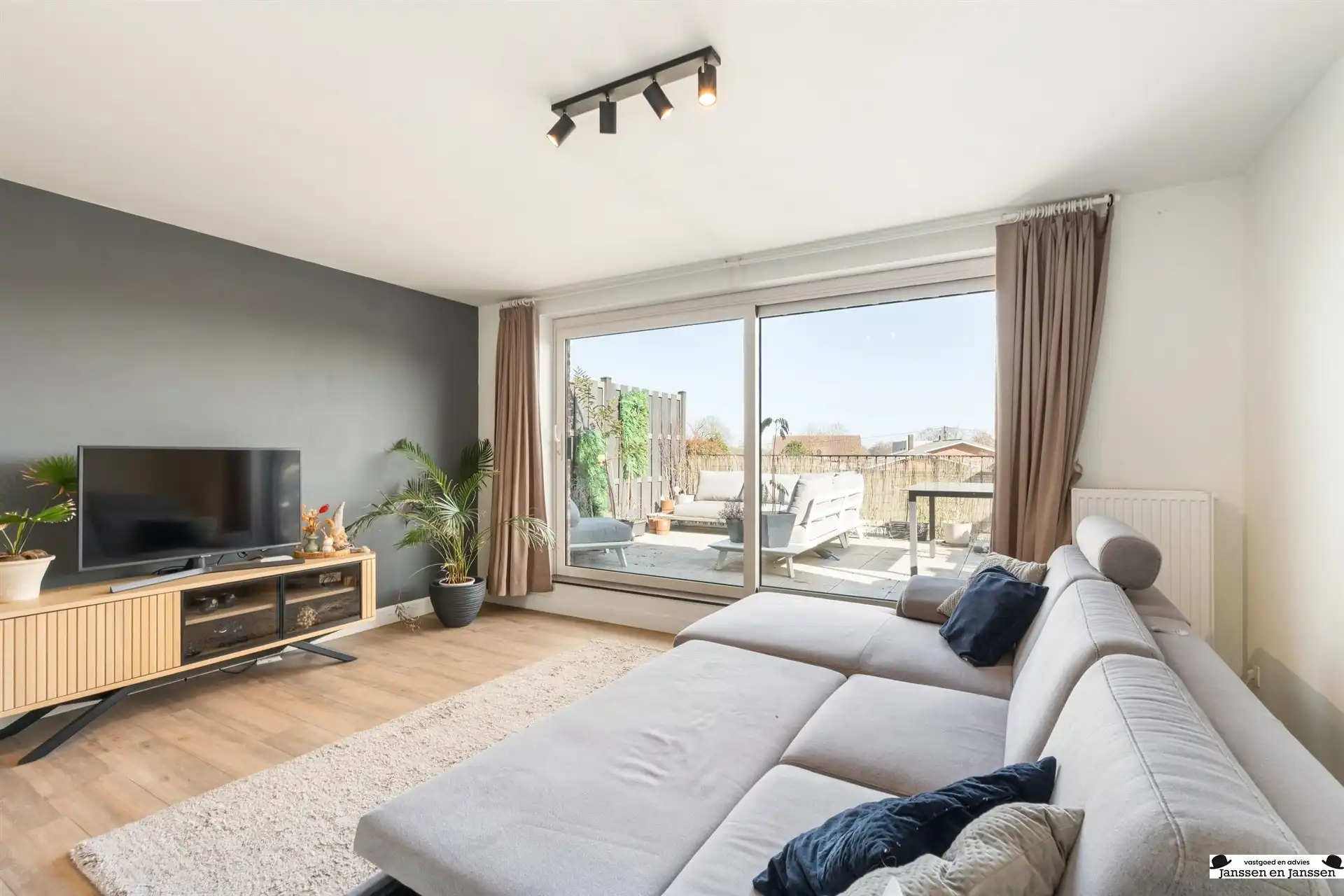 Lichtrijk en modern appartement met prachtig (dak)terras foto 4