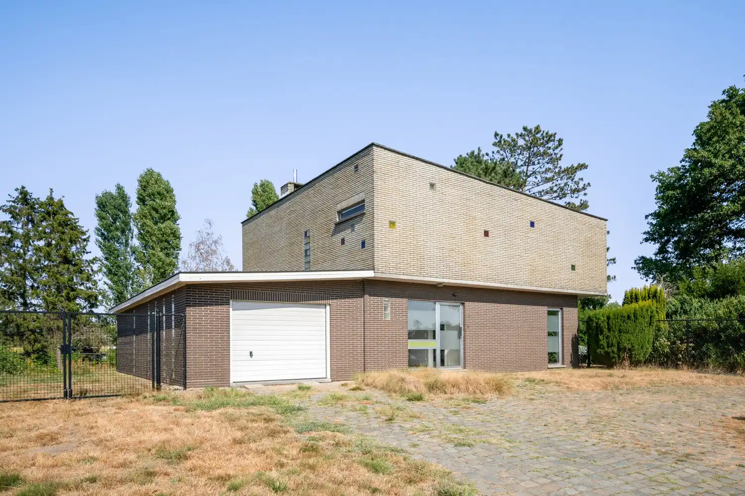 Hoofdfoto van de publicatie: Ruime open bebouwing met 3 slpkrs en veel potentieel op een prima locatie te Beerzel