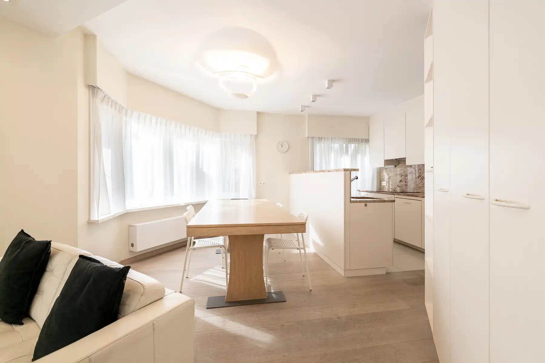 Gemeubeld drie slaapkamerappartement vlakbij de Zoutelaan met parking foto 3