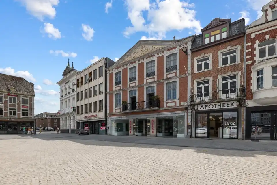 ICONISCH HANDELSPAND MET LUXUEUZE WOONST OP DE GROTE MARKT VAN SINT-TRUIDEN foto 51