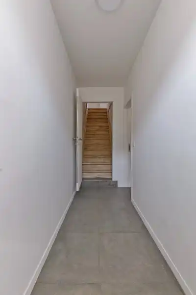 Volledig gerenoveerd, 1 slaapkamer appartement  met terras en parkeerplaats TE KOOP in Beveren-Leie! foto 2