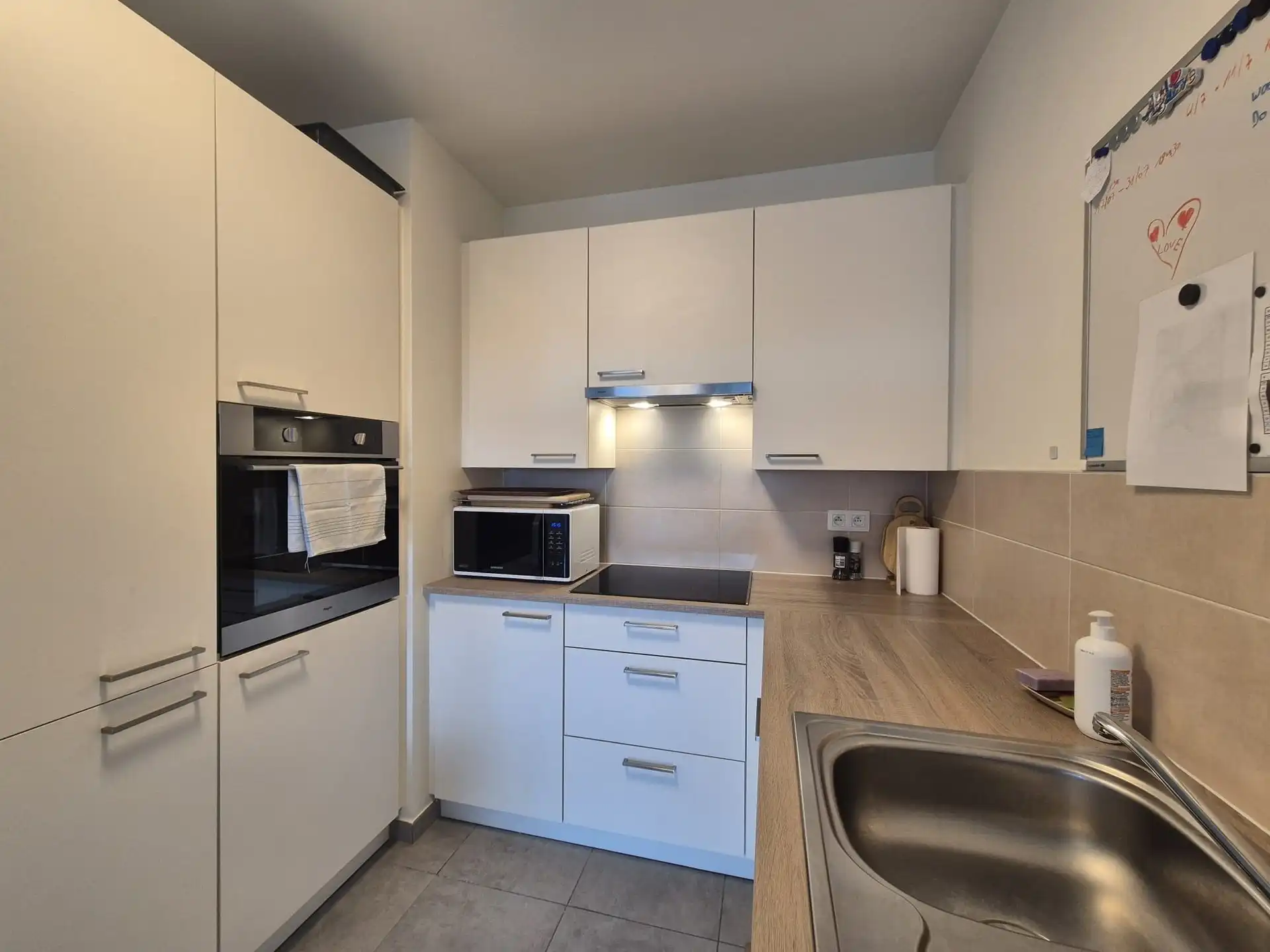 Modern gelijkvloers appartement met terras. foto 10