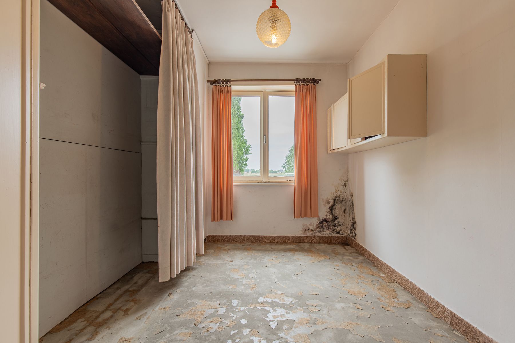 Charmante, te renoveren gezinswoning op centrale locatie foto 6