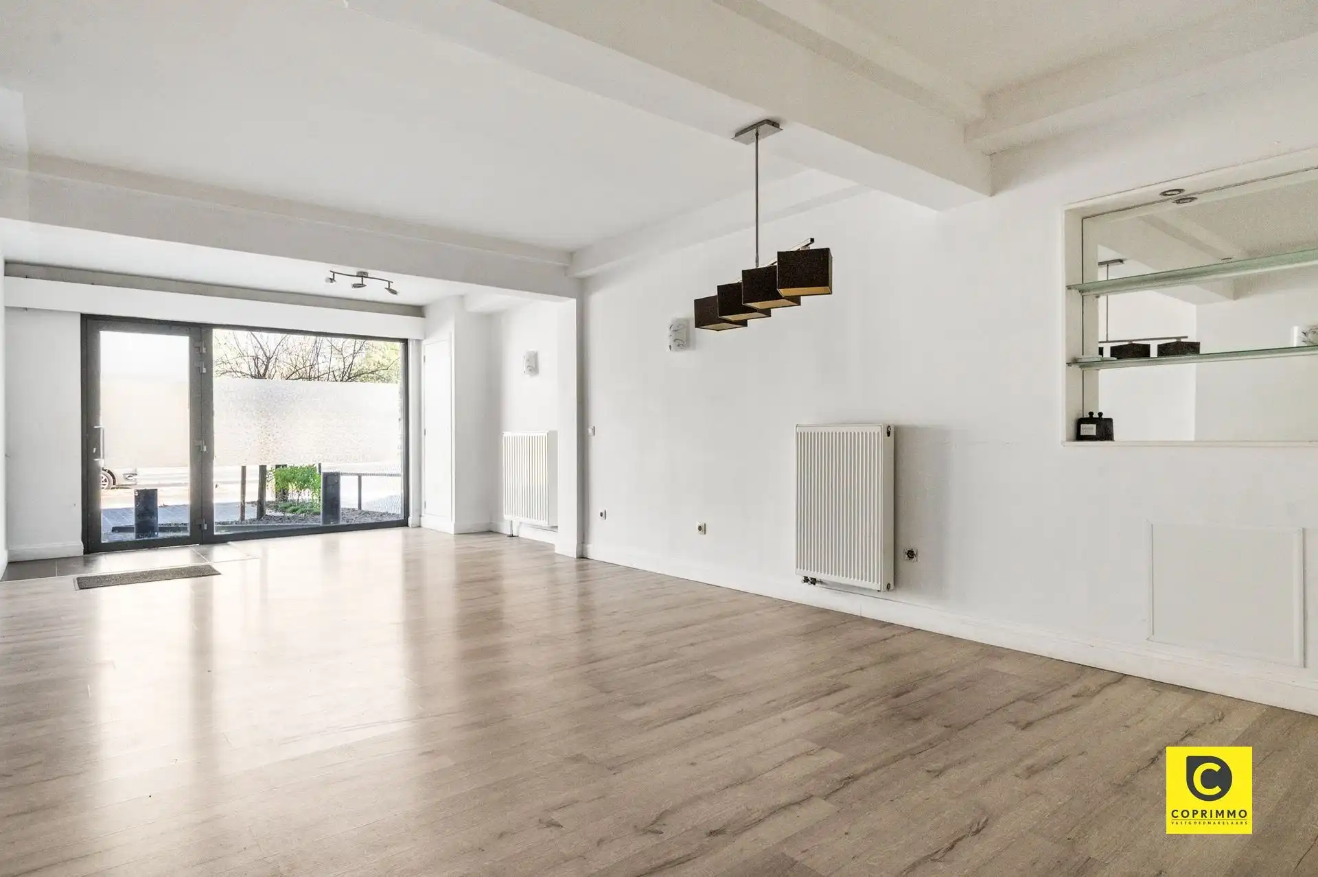 Op te frissen GLV met 1 à 2 slpks, tuintje & staanplaats! foto 2