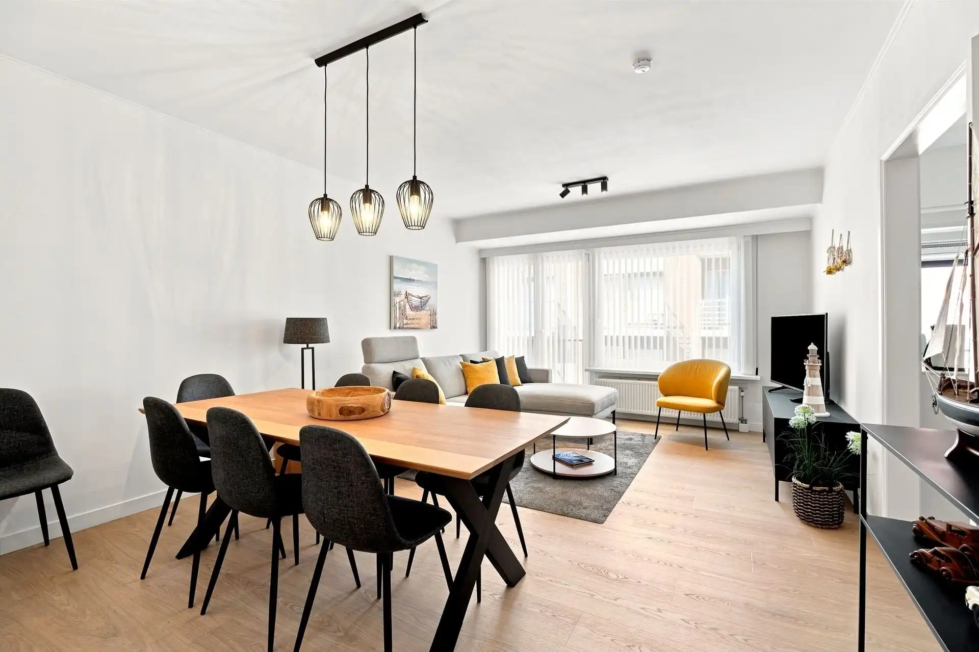 LUXUEUS / VLAK AAN ZEEDIJK foto {{pictureIndex}}