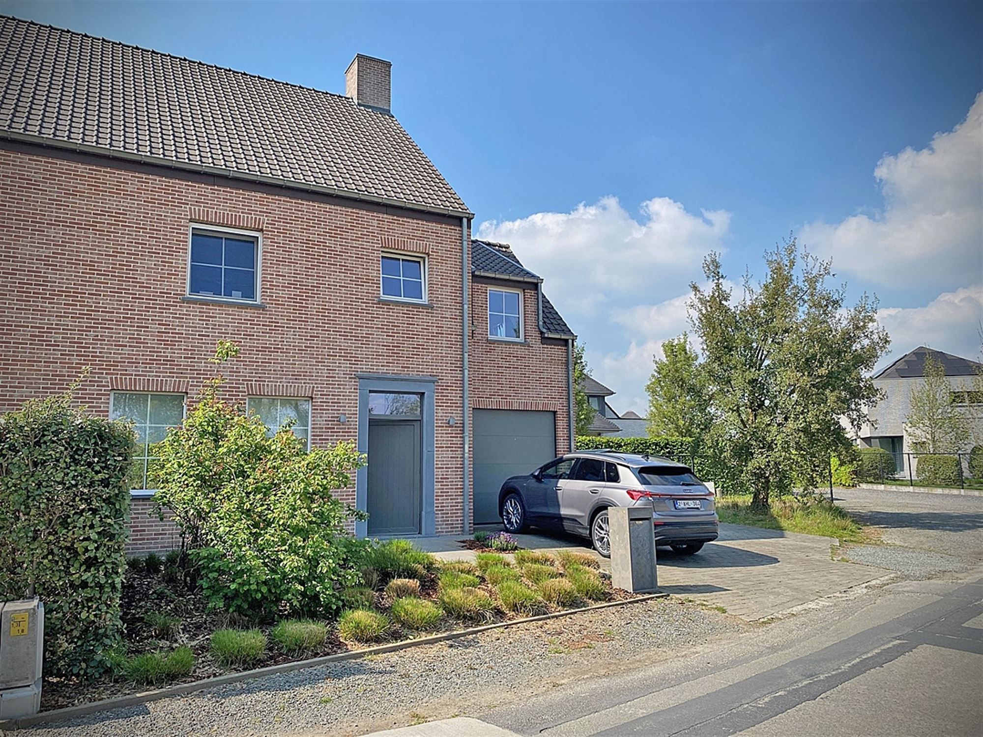 Charmante WONING (HOB) met 3 slaapkamers, garage & tuintje foto 2