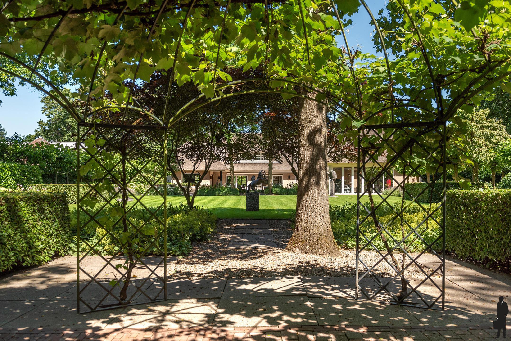 Rietgedekte villa met bijgebouw in Engelse stijl op 3.080m² foto 36