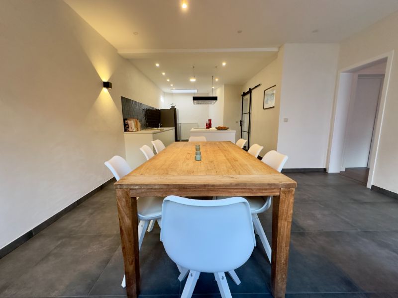 Recent gerenoveerde woning met ruime garage foto 2