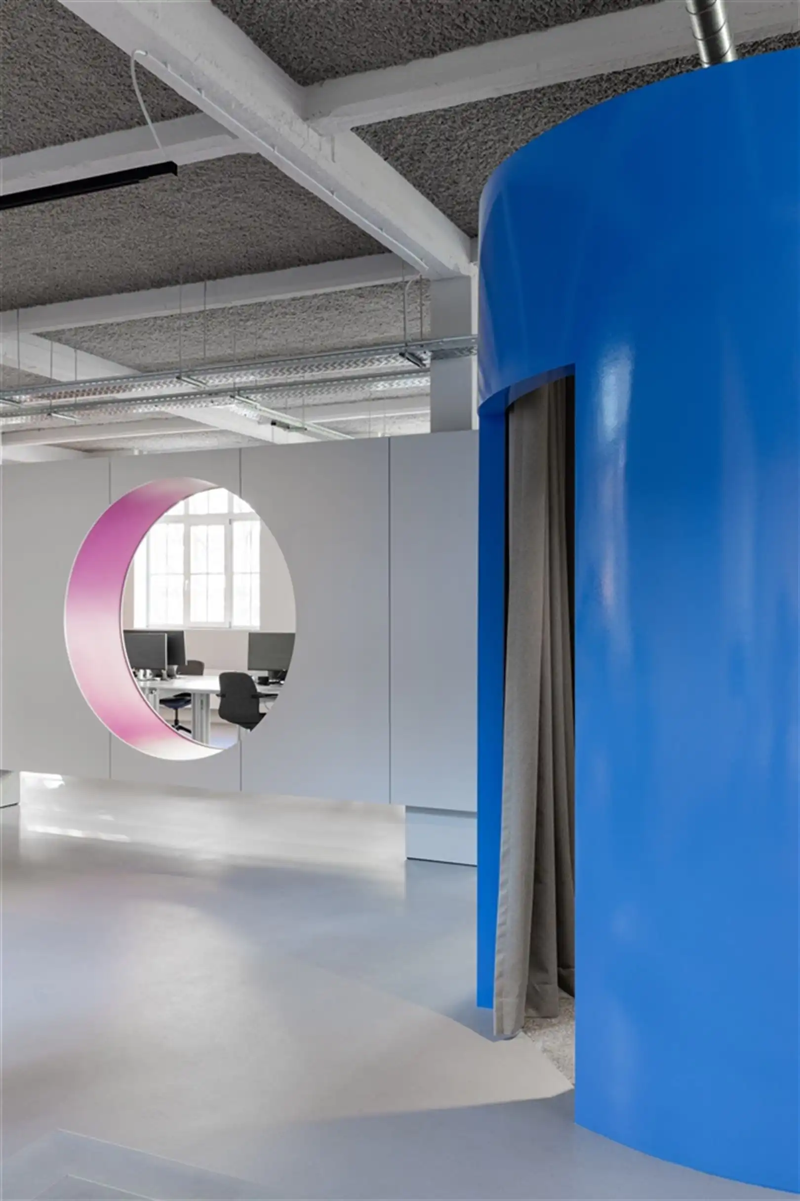 Kantoorgebouw foto 7