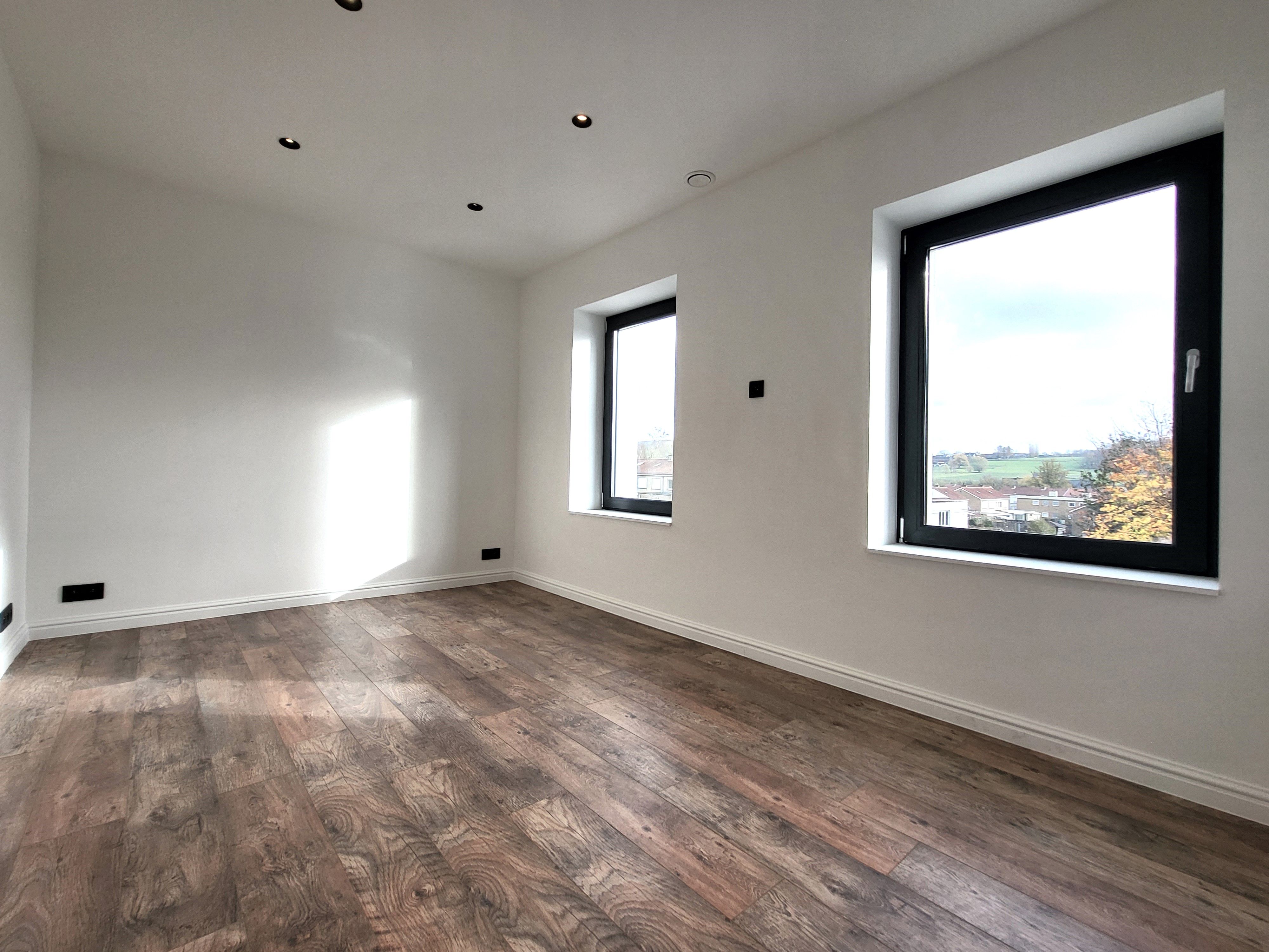 Deze volledig totaal gerenoveerde woning (2024–2025) combineert hedendaags comfort met een hoogwaardige afwerking en biedt maar liefst 5 ruime slaapkamers.  foto 24