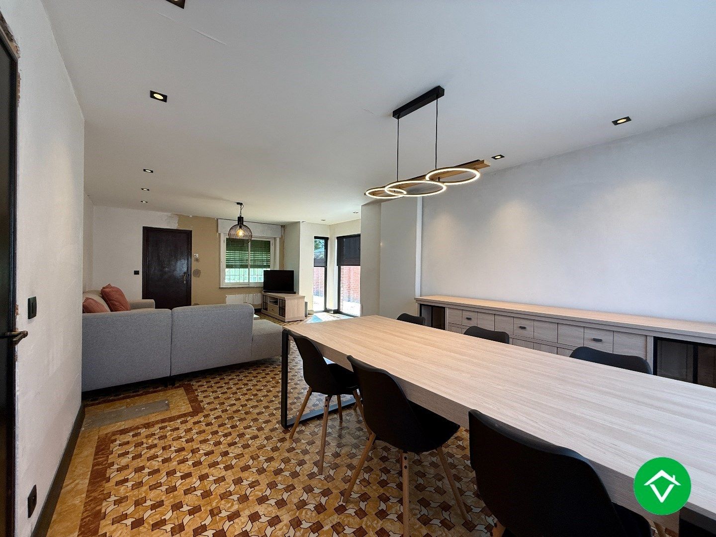 Charmante woning met twee slaapkamers, diepe tuin en ruime garage foto 2