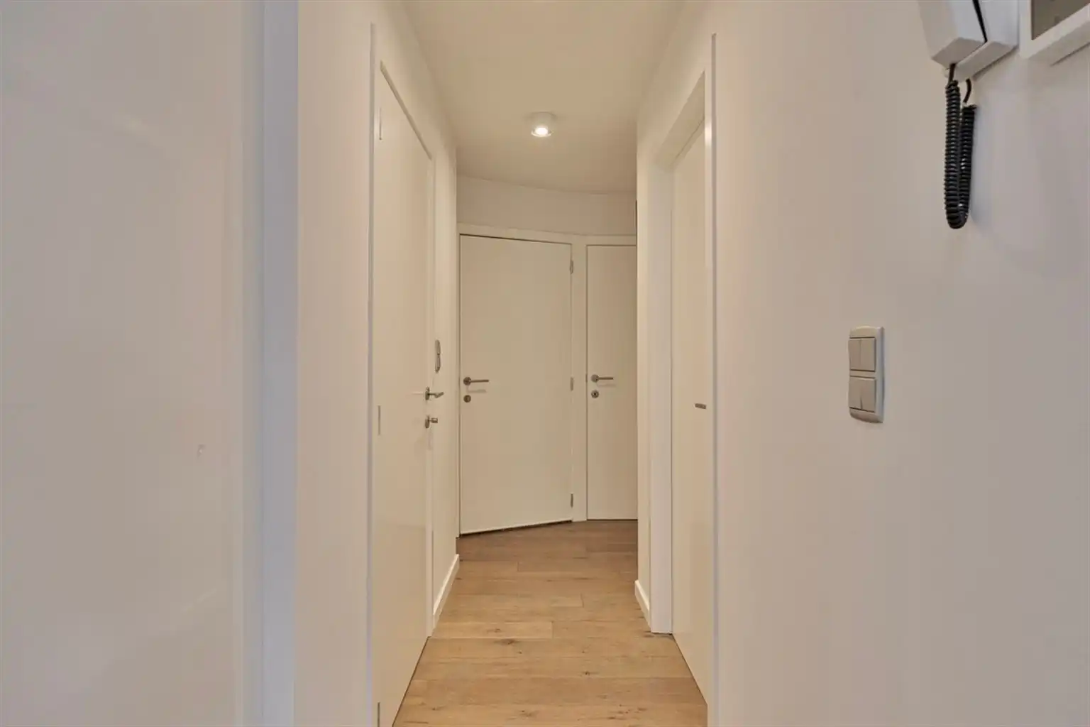 Gezellig, gerenoveerd 1-slaapkamerappartement met dressing/bureelruimte op een toplocatie nabij de Markt van Maaseik. foto 8