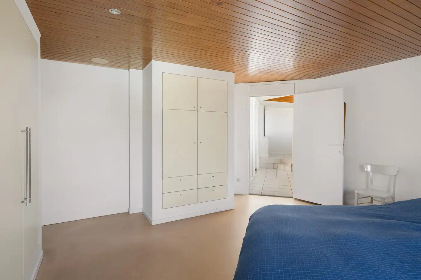 Top gelegen, ruime, vrijstaande woning met 3 slpk., garage en prachtige tuin foto 19