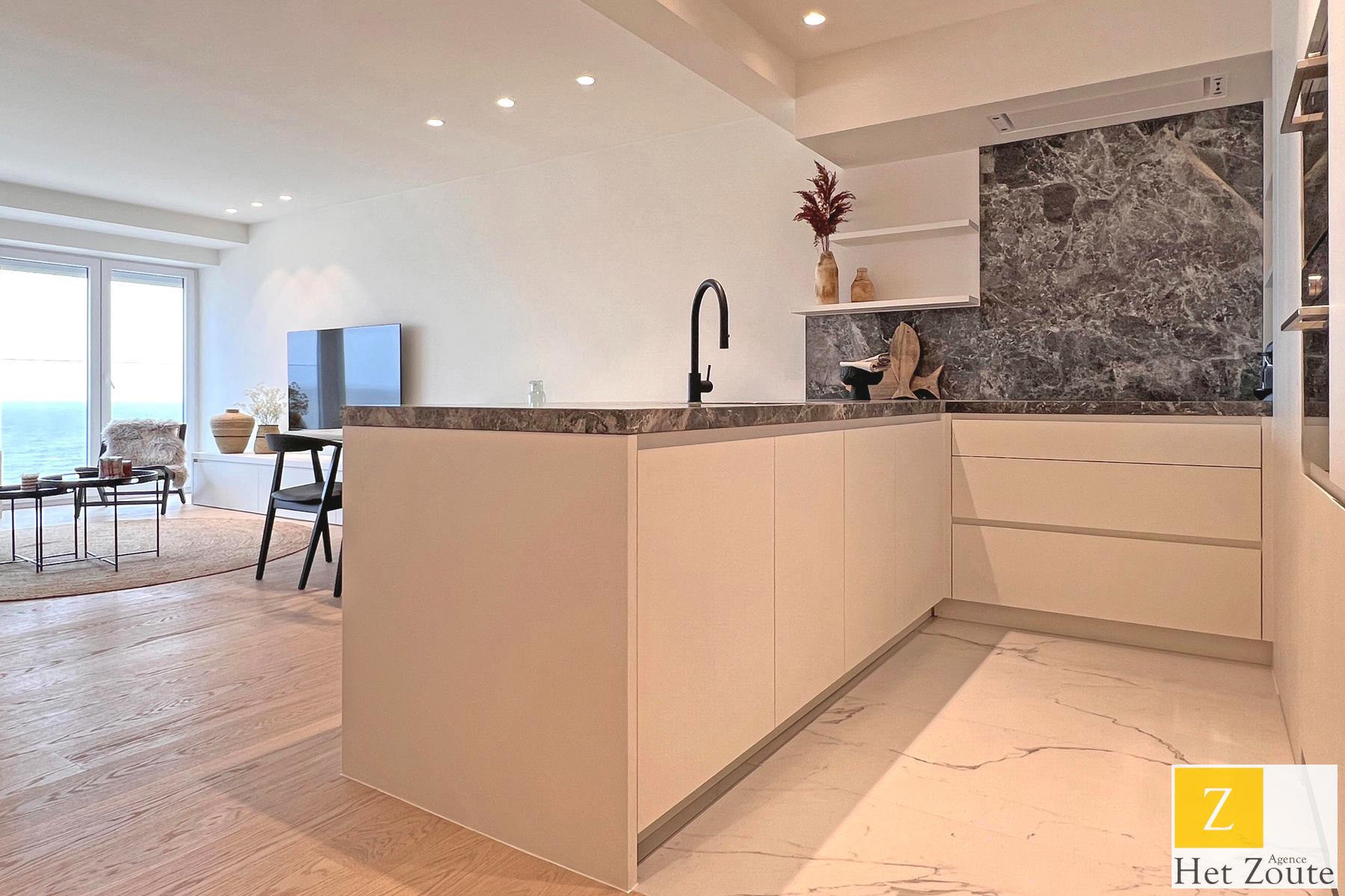 Uitstekend gerenoveerd appartement met frontaal zeezicht foto 3