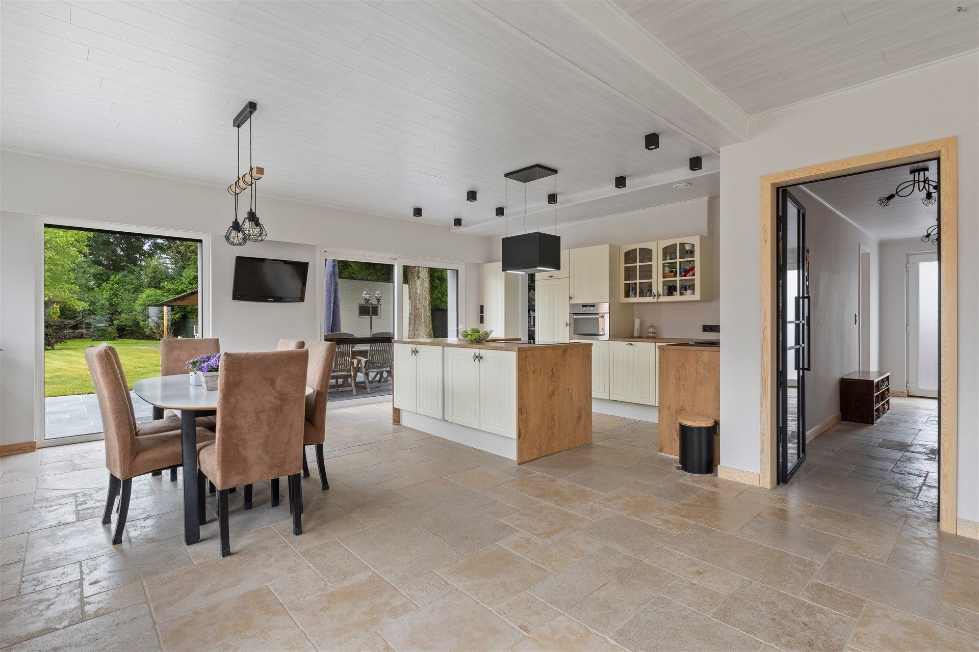 Open bebouwing met 5 slaapkamers op 2.561m² grond foto 8