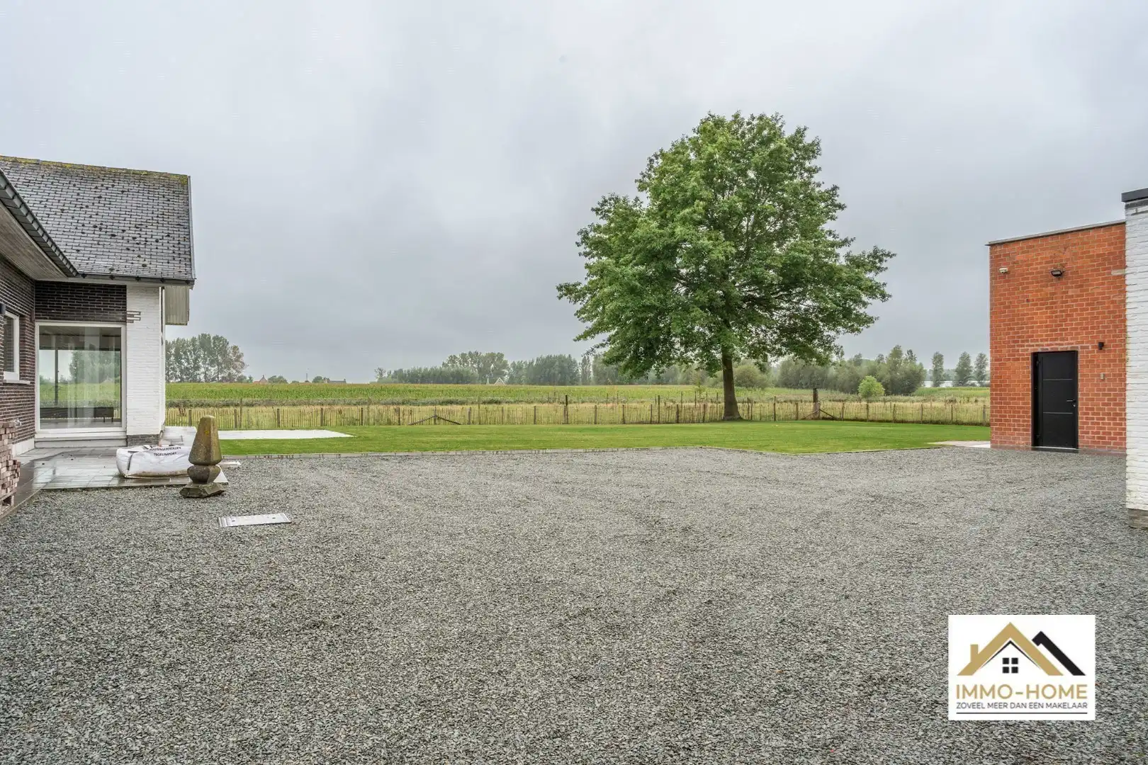 Ruime woning met magazijn en open zicht op topligging foto 25