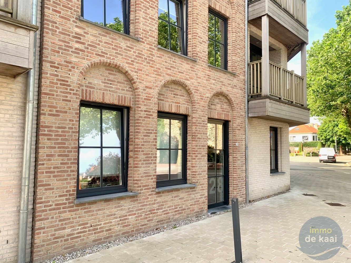 Recent en zonnig gelijkvloers appartement met terras en grote tuin (kunstgras) foto 3