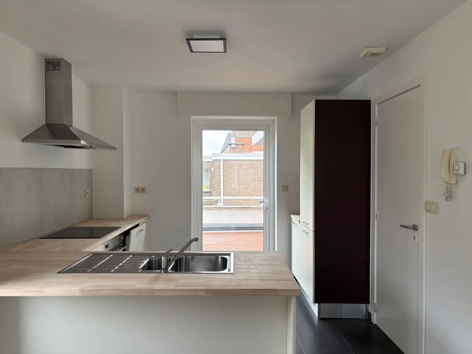 Verzorgde duplex met 1 slaapkamer en bureau foto 5