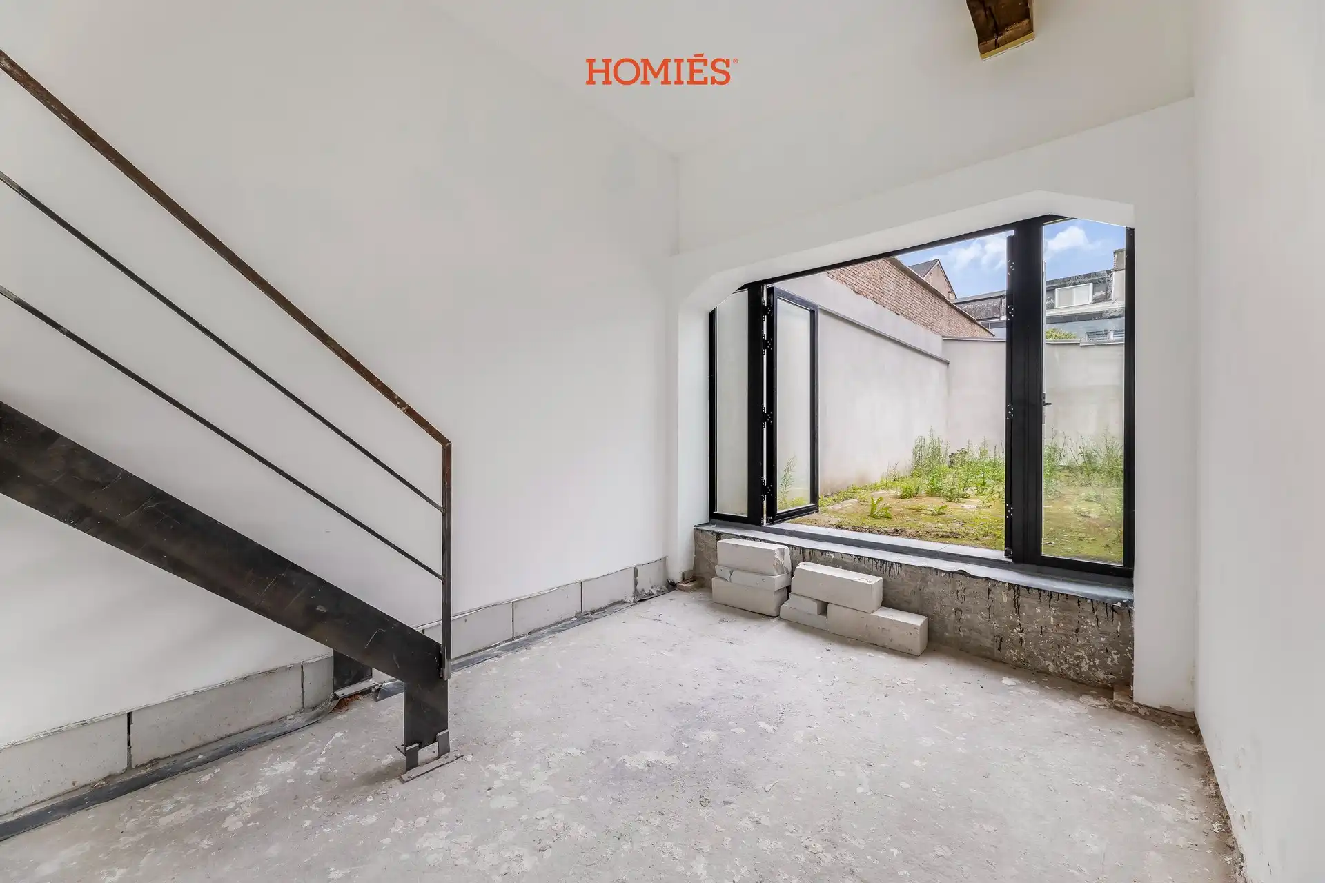 Ruime handelsruimte met veel lichtinval en stadstuintje foto 5