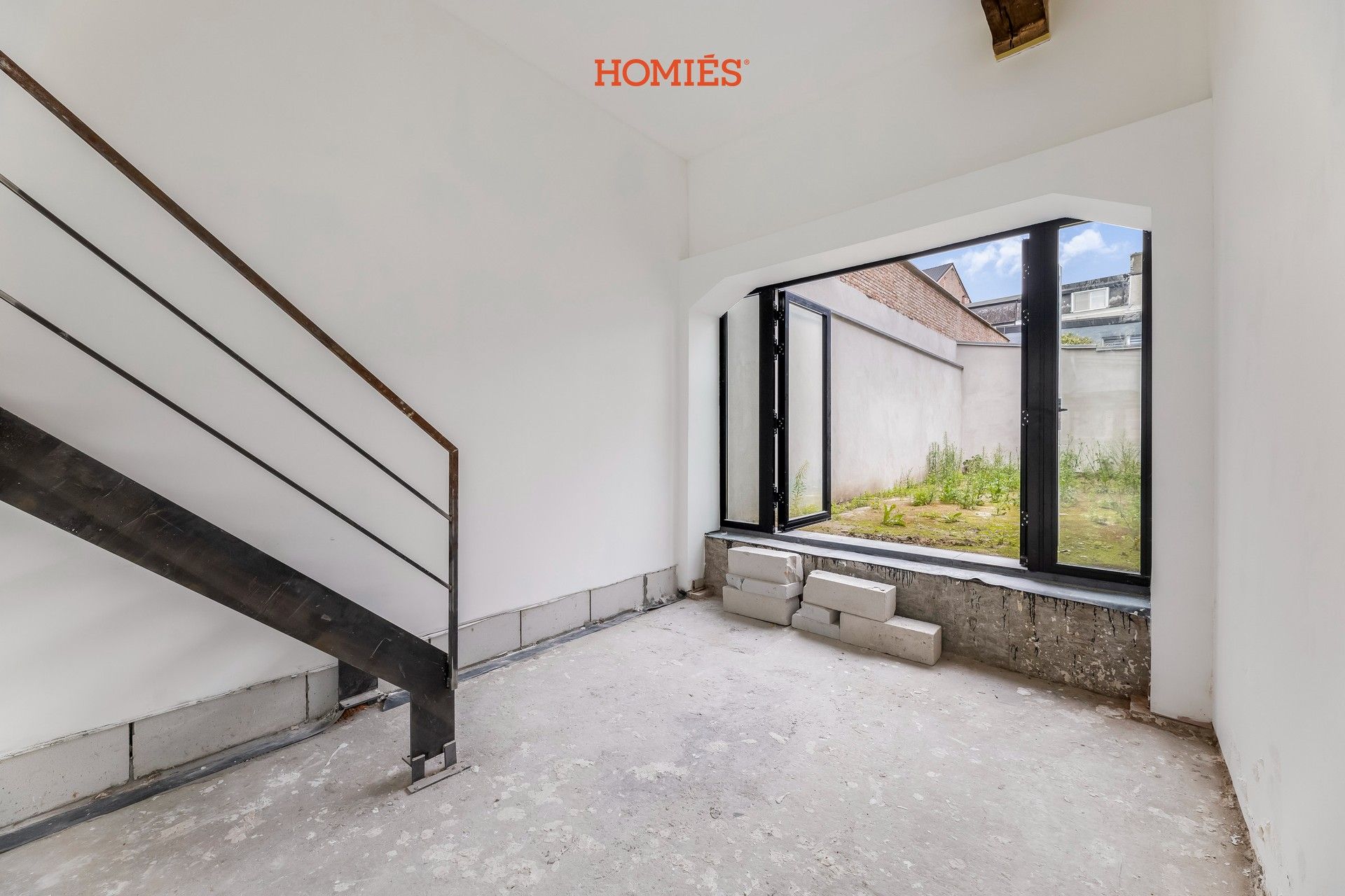 Ruime handelsruimte met veel lichtinval en stadstuintje foto 5