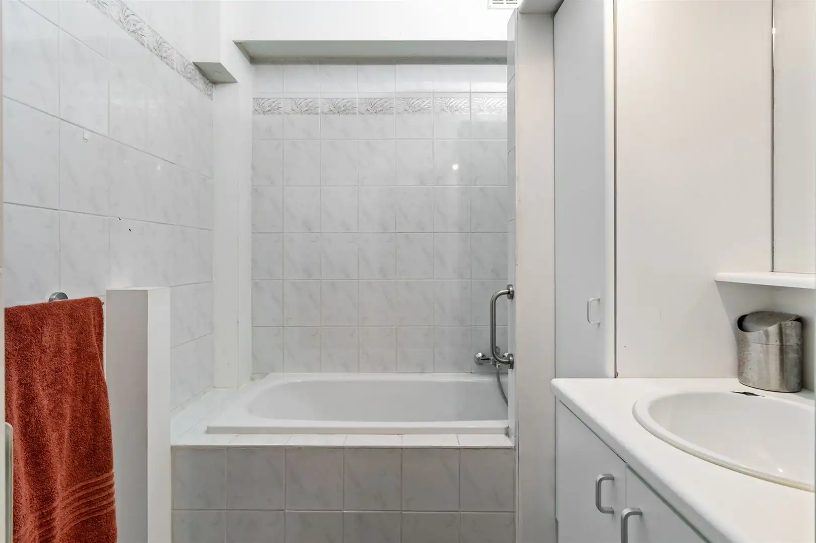 Instapklaar gelijkvloers appartement met 2 slaapkamers en tuin. foto 11