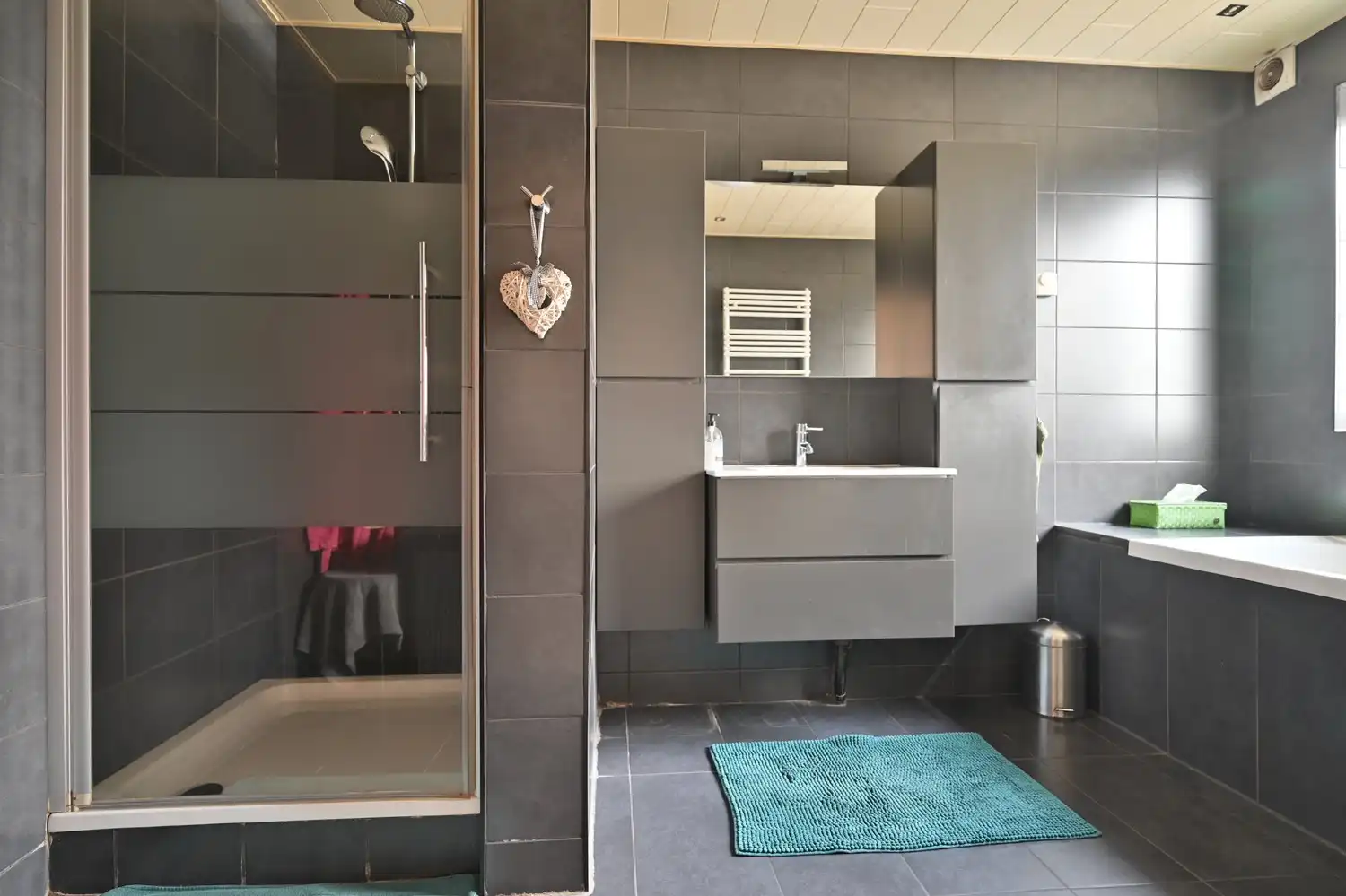 Woning met bedrijfshal op volledig omheind perceel foto 19