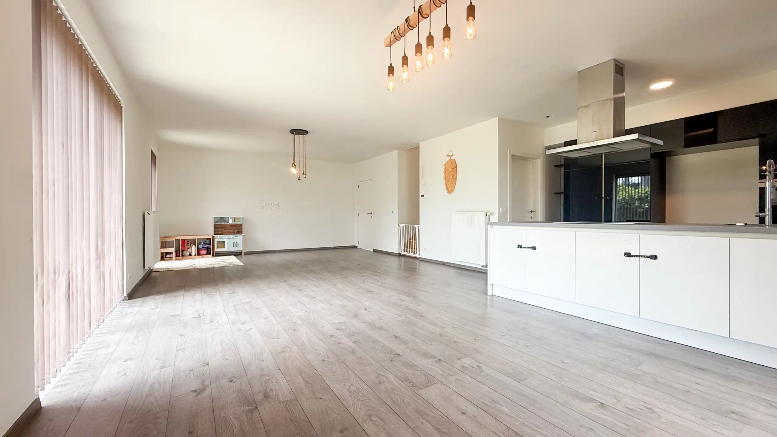 Recente halfopen woning met 3slpks, veranda en ruime tuin! foto 6
