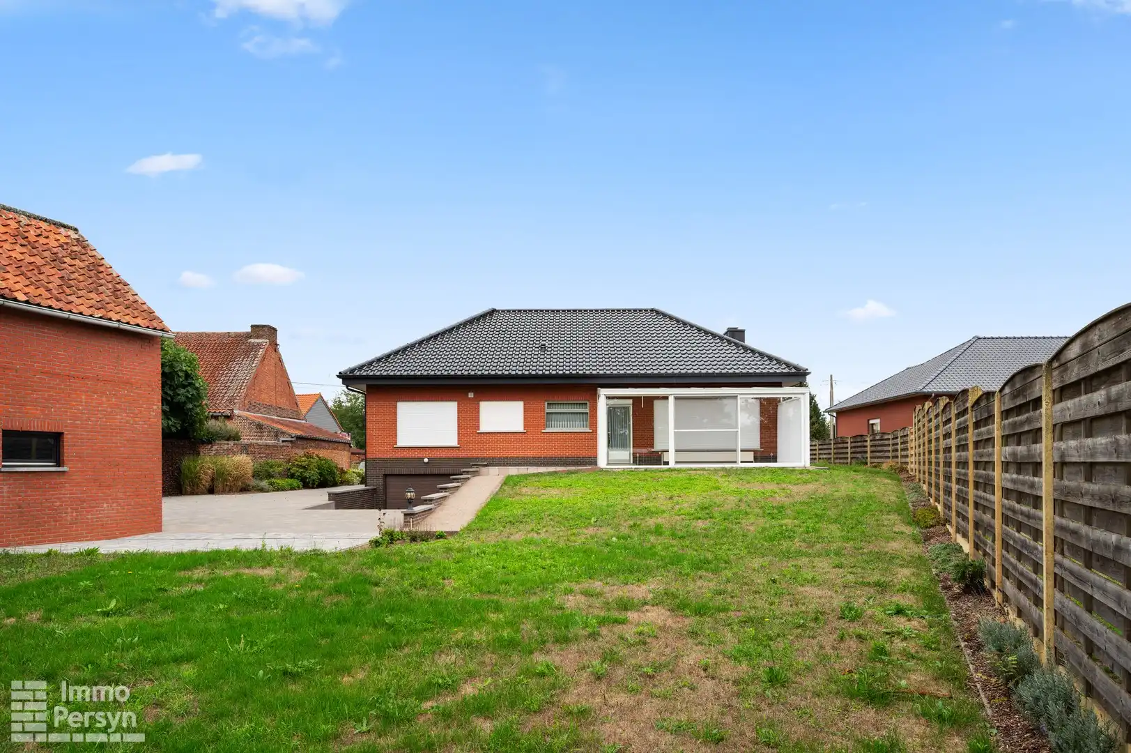 Vrijstaande bungalow met bijgebouw op een riant perceel foto 39