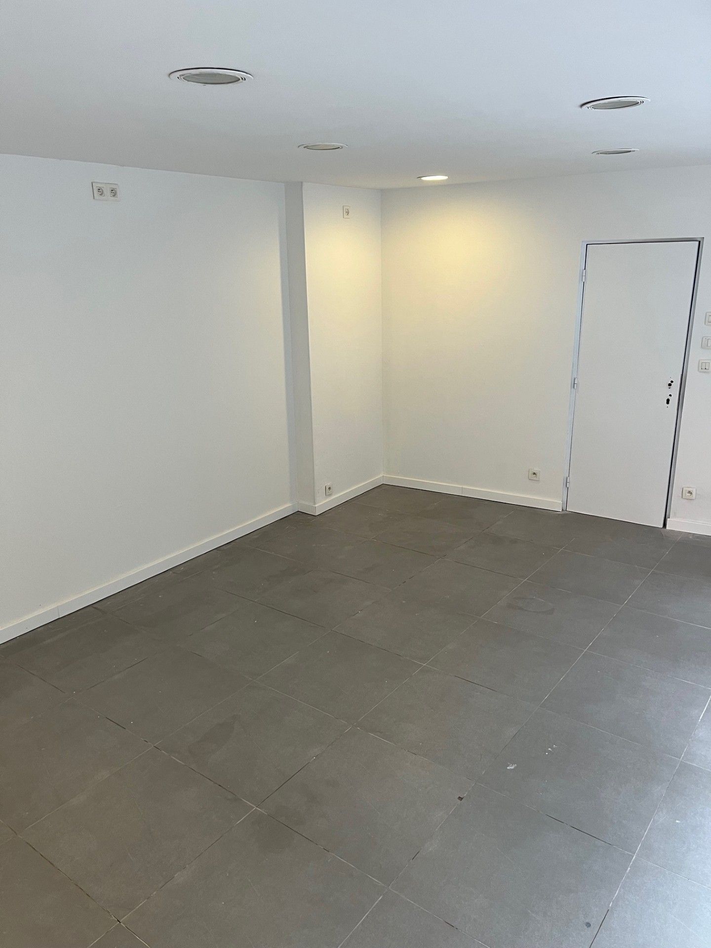 Compact en onderhoudsvriendelijk kantoor of winkelruimte in hartje Mechelen. foto 3