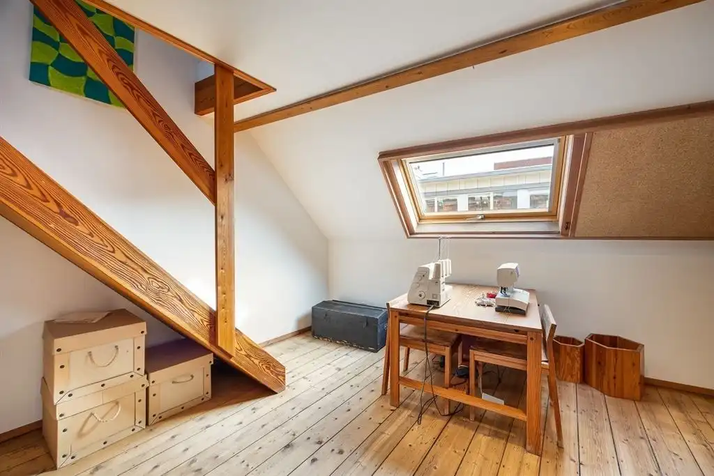 Ruime woning met terras en atelier foto 18