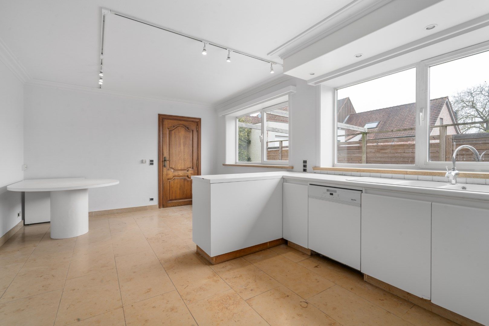 Magazijn met kantoren en conciërgewoning foto 12