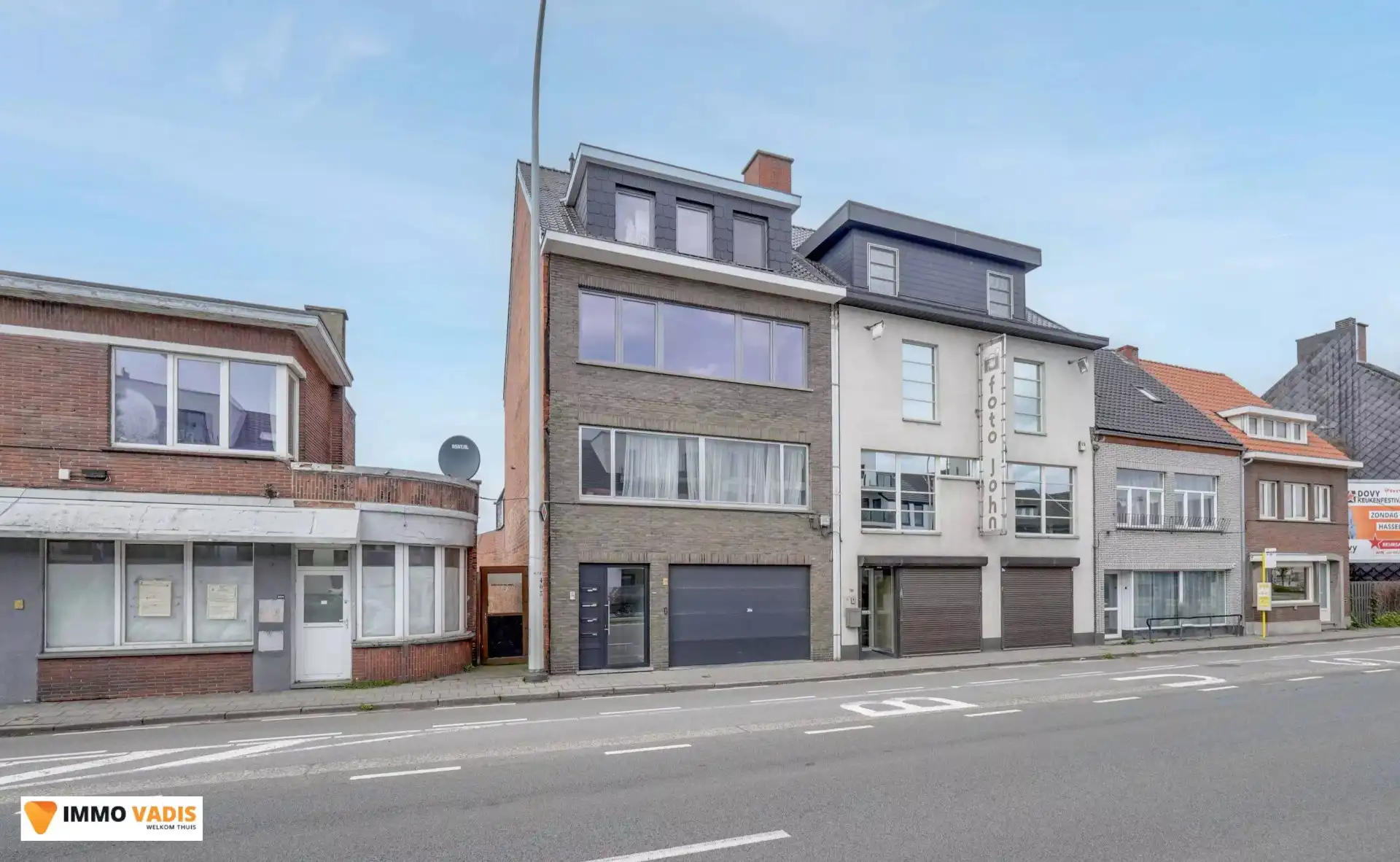 Stijlvol gerenoveerd appartement met 2 slaapkamers, terras en parking foto {{pictureIndex}}