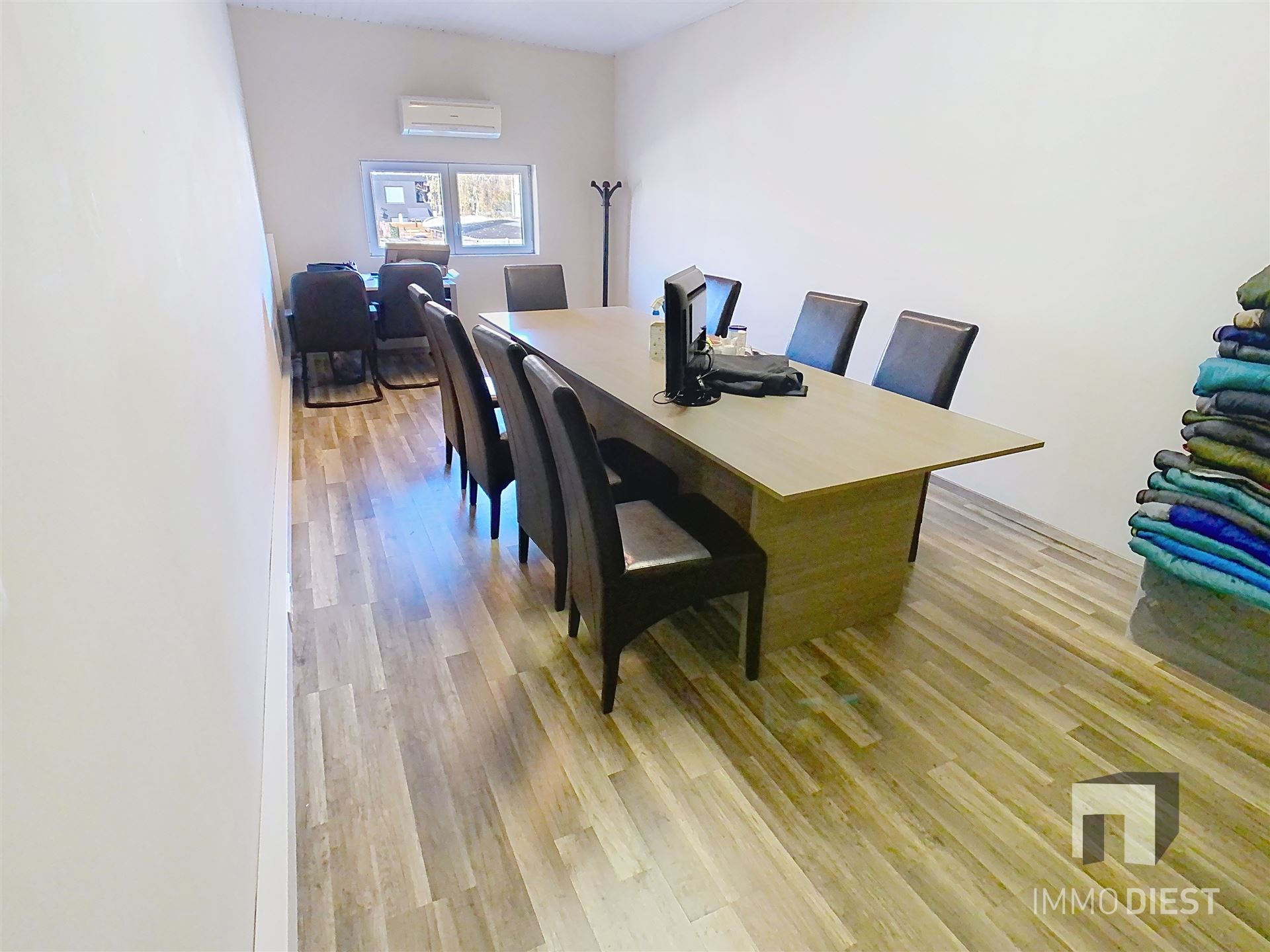 Industrieel gebouw met magazijnen en burelen foto 22