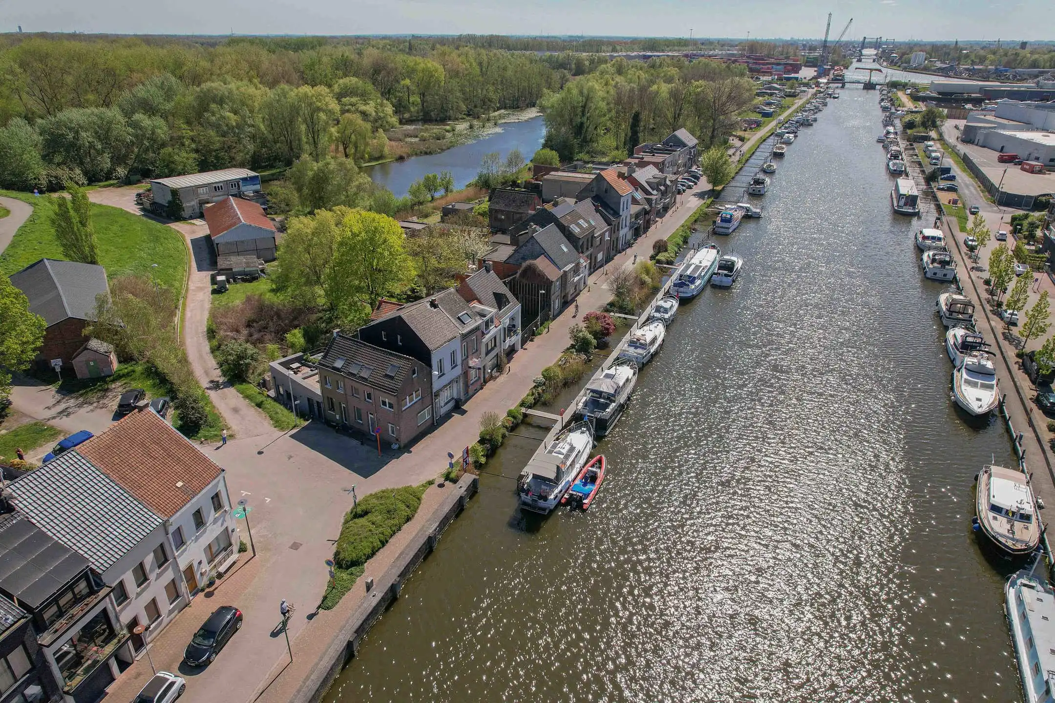 Exclusieve trendy woning op idyllische locatie foto {{pictureIndex}}