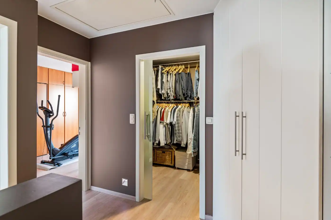 Ruime woning met commerciële ruimte, 2 slpk. en tuin foto 17