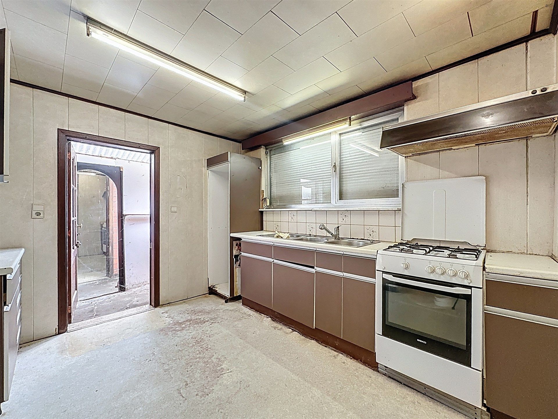 Halfopen bebouwing met 3 slaapkamers, ruime garage op perceel van 380m². foto 8