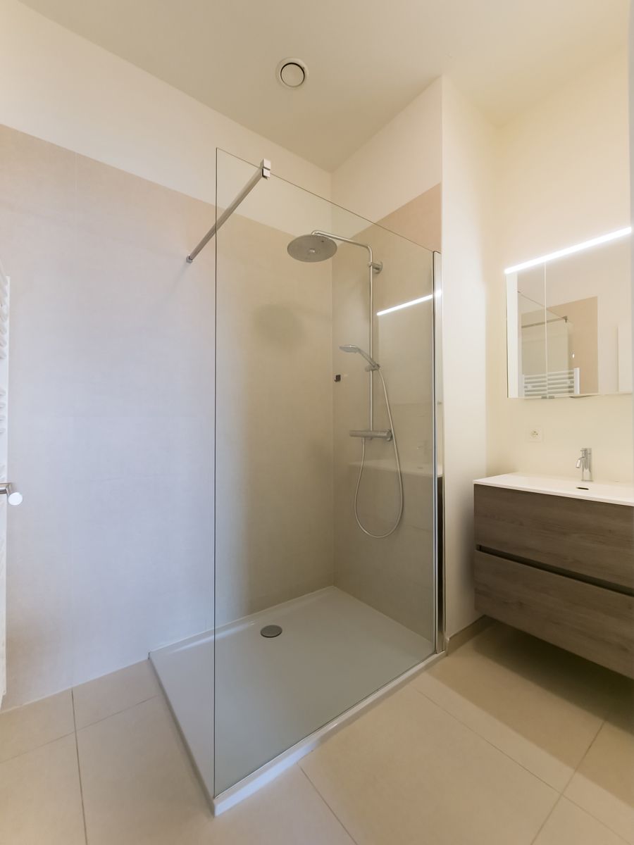 Ongemeubeld 1 slaapkamer app. met mooi terrras foto 10