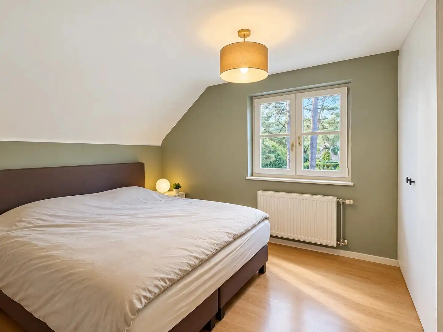 Instapklare woning met 4 slaapkamers op een mooi perceel. foto 18