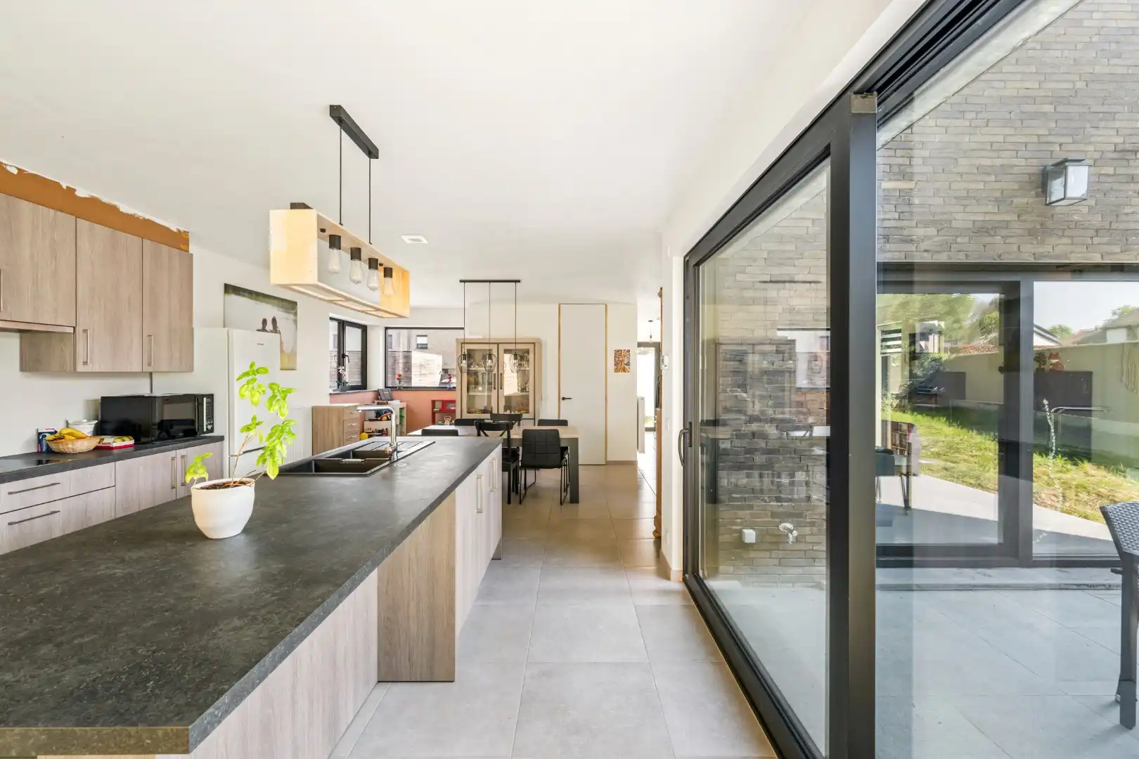Recente villa met 3 slaapkamers, garage en zonnige tuin op een rustige ligging bij Ieper-centrum foto 4
