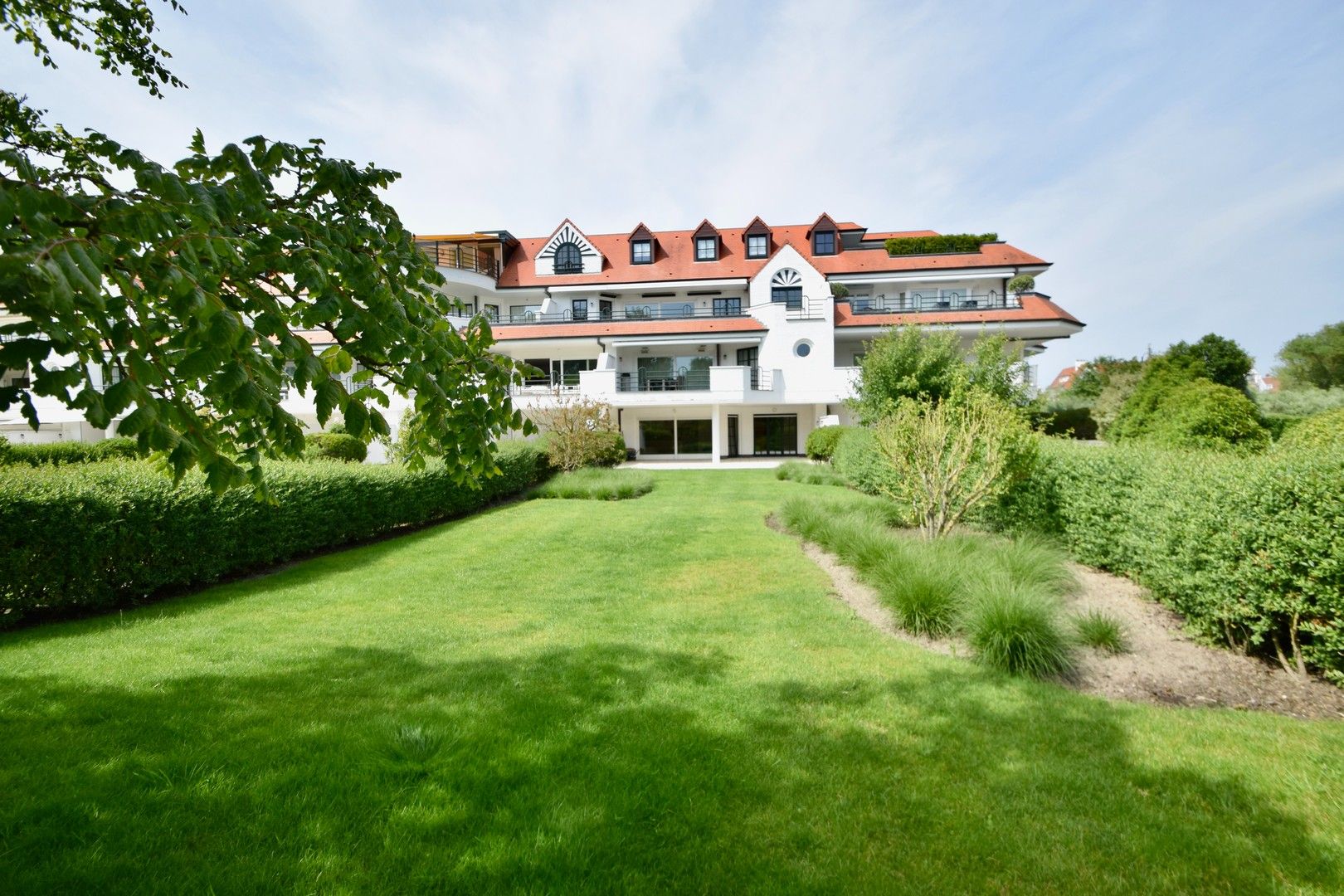Zonovergoten tuin appartement met groot terras en prachtige tuin gelegen in het exclusieve domein Tennis Gardens. foto 10