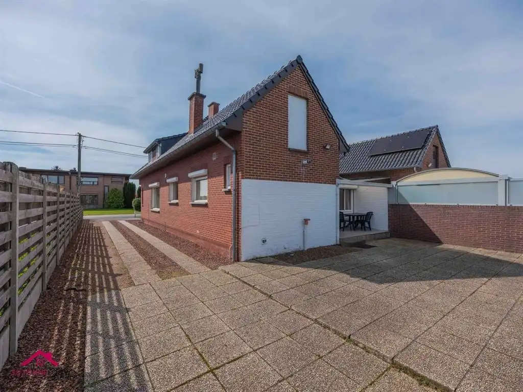 Te renoveren woning op ruim perceel foto 4