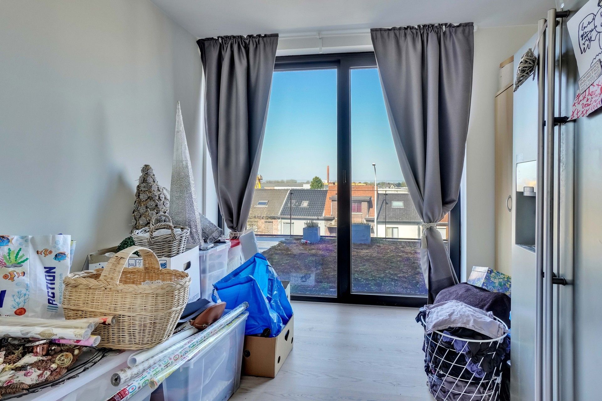 Instapklaar, lichtrijk dakappartement met 2 slaapkamers, terras en parking. foto 11