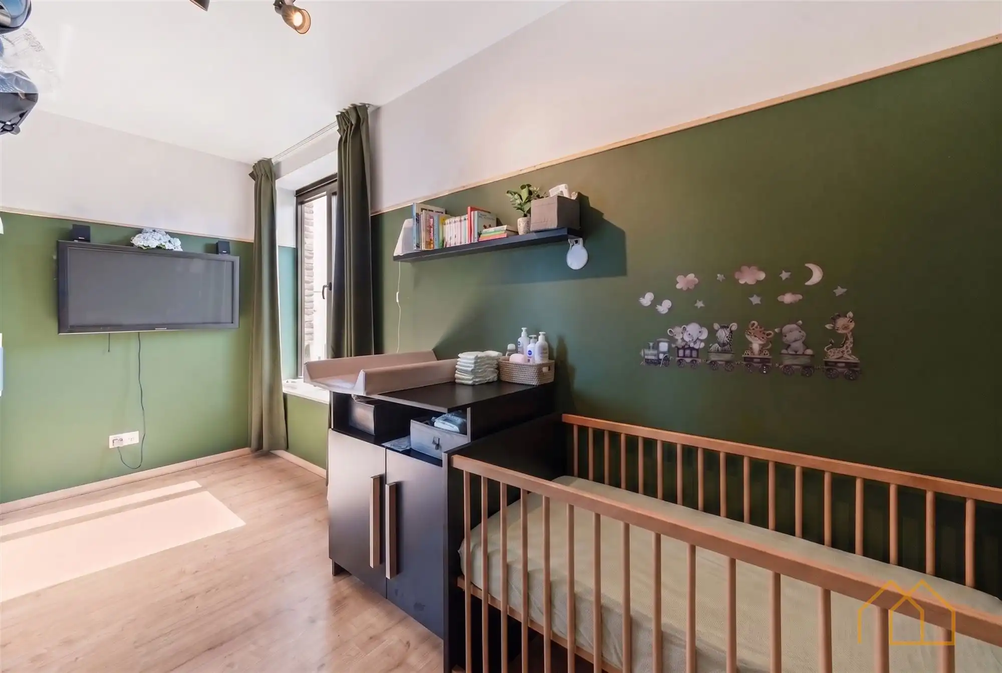 Hedendaagse woning met tuin foto 17