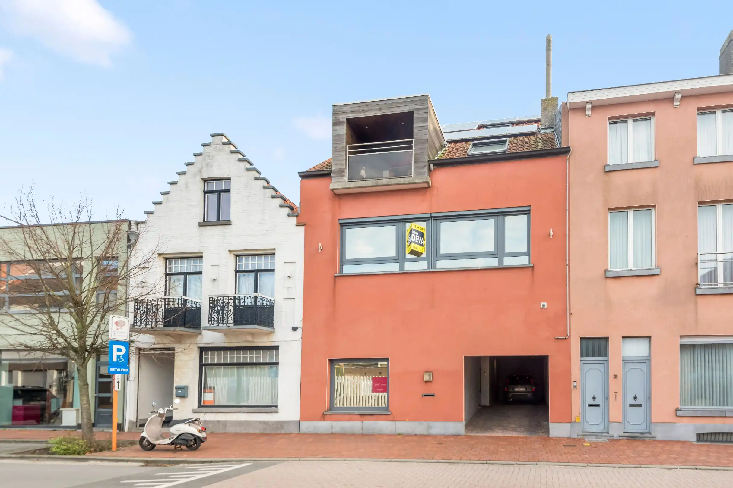 Ruime Bel-étage woning gelegen in het centrum van Knokke met garage/loods van 135m² foto {{pictureIndex}}